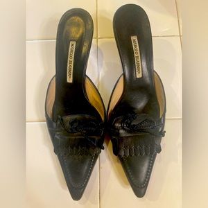 Manolo Blahnik kitten heel (size 9.5)